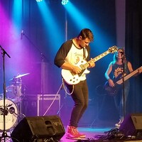 Un musicien joue de la guitare lors du festival Moosefest en 2021.