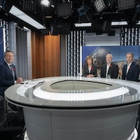 De gauche à droite : Sébastien Bovet, Céline Galipeau, Jean-François Bélanger et Yanik Dumont Baron posent pour une photo sur un plateau de télévision.