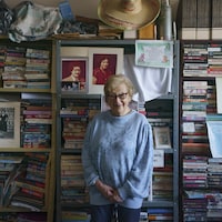 Muguette Myers devant sa bibliothèque, chez elle.