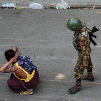 Un soldat birman et un manifestant.
