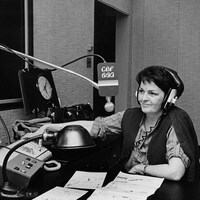 Dans un studio de radio, l'animatrice Myra Cree prend les appels téléphoniques.