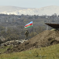 Un soldat azerbaïdjanais surveille une position.