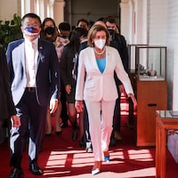 Nancy Pelosi arrivant au Parlement de Taïwan