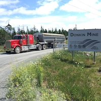 Un camion quitte le site de la mine Donkin, au Cap-Breton. 