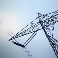 Gros plan d'un pylône d'électricité.