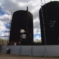 Les infrastructures d'un puits de pétrole en Alberta.