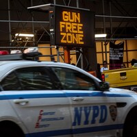 Un panneau annonçant une « Zone sans arme à feu ».