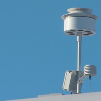 Une station de mesure de la qualité de l'air sur le toit d'un bâtiment du Vieux-Limoilou, à Québec.