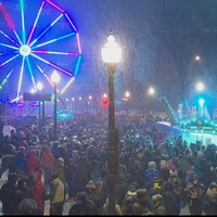 La Grande Allée avec une foule bien dense un peu avant 23 h