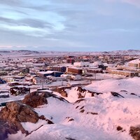 Une vue d'Iqaluit au mois de décembre.
