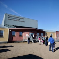 Des parents d'Iqaluit accompagnent leurs enfants à la rentrée des classes, en septembre 2020.
