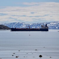 Un pétrolier dans la baie de Frobisher, près d'Iqaluit.