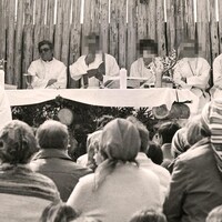 Des missionnaires oblats devant des Innus venant participer à une célébration religieuse. 