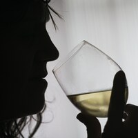 Un verre de vin sous un nez.