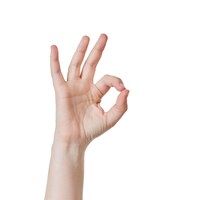 Une main droite faisant le signe OK (index posé sur le pouce, les trois autres doigts en l'air).