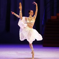 Une danseuse de ballet sur scène. 