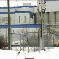Une usine vue de l'extérieur en hiver.