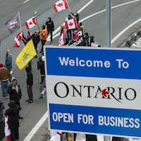 Des manifestants sur une autoroute bloquée menant vers Toronto.