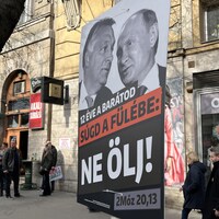 Une affiche dénonçant la proximité entre Viktor Orban et Vladimir Poutine.