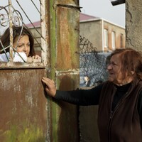 Médico Romalachvili et Tamara Alteresco séparées par un portail.