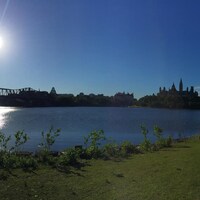 Un soleil se lève au-dessus du pont Alexandra et de la colline du parlement à Ottawa.