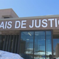 L'entrée du palais de justice de Percé en hiver.