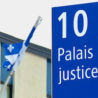 Affiche avec l'adresse du palais et drapeau du Québec