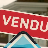 Une affiche d'agent immobilier qui indique la vente d'une maison à Québec