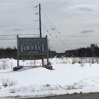 Le panneau à l'entrée du village de Foleyet, près de la route 101.
