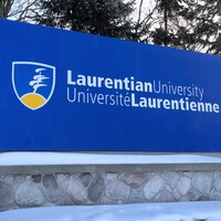 Le panneau à l'entrée du campus de l'Université Laurentienne à Sudbury
