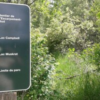 Un panneau indiquant les sentiers du parc du Mont-Riding.