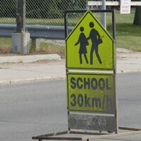 Un panneau de signalisation annonçant une zone scolaire près d'une école à Saskatoon, en Saskatchewan.