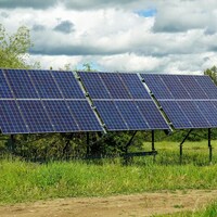 Des panneaux solaires dans un jardin en Alberta le 4 août 2022.