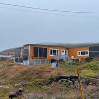De grands panneaux solaires ont été installés sur les murs de la maison d'un étage de Bert Rose à Iqaluit.