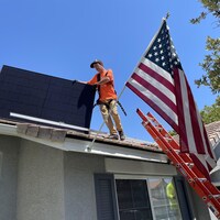 Spencer Bockus installe des panneaux solaires sur le toit d'une maison de Henderson, au sud de Las Vegas.