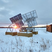 Des panneaux solaires dans la neige.