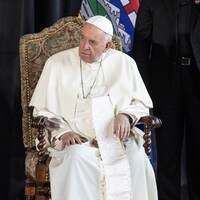 Le pape François, dimanche dernier, peu après son arrivée à l'aéroport d'Edmonton.