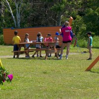 Des enfants s'amusent dans cet air de jeux conçus pour eux.