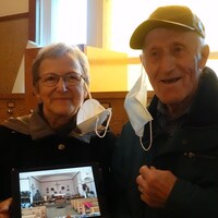 Idora et Émile Cormier tenant une tablette.