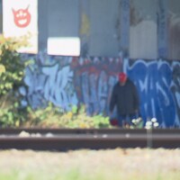 Un itinérant sous un pont.