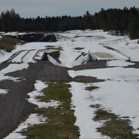 Deux passerelles sous la neige.