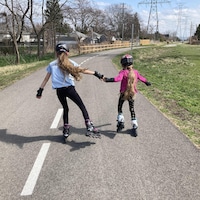 Deux filles en patin à roues alignées.
