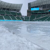 Une patinoire dans le stade Mosaic de Regina.
