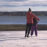 Des personnes qui patinent sur la glace.