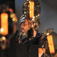 Patrick Watson chante sur scène.