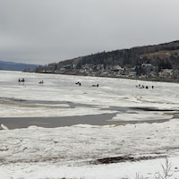 Des pêcheurs sur la glace à La Baie. 