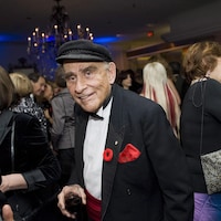 Peter C. Newman coiffé de son iconique casquette de marin lors d'un gala à Toronto en 2010.