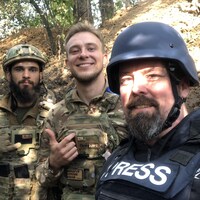 Peter Dawson avec deux jeunes soldats ukrainiens.