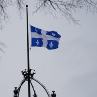 Le drapeau du Québec en berne sur le toit de l'Assemblée nationale. 