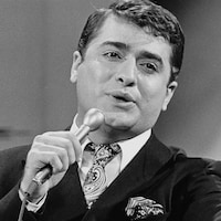 Michel Louvain chante un micro à la main, en 1968.